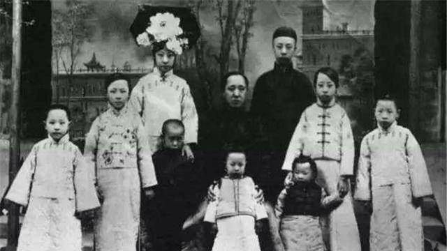 奶奶是慈禧,哥哥是溥仪,大伯是光绪,他却低调教书,活到97岁