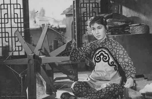 她是共和国第一美女,却受断腿之辱,今天是个沉痛的日子