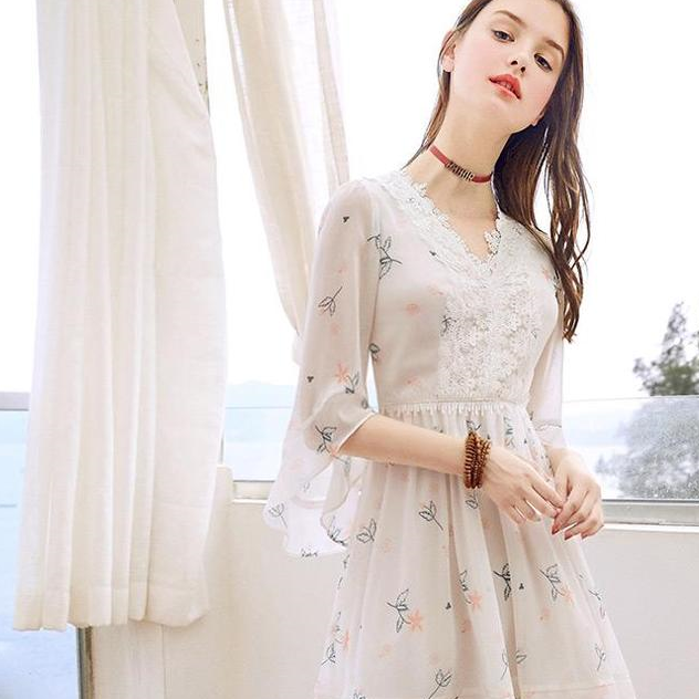 宽松轻盈的袖子和裙摆一样唯美浪漫,日常出街约会穿搭非常合适.