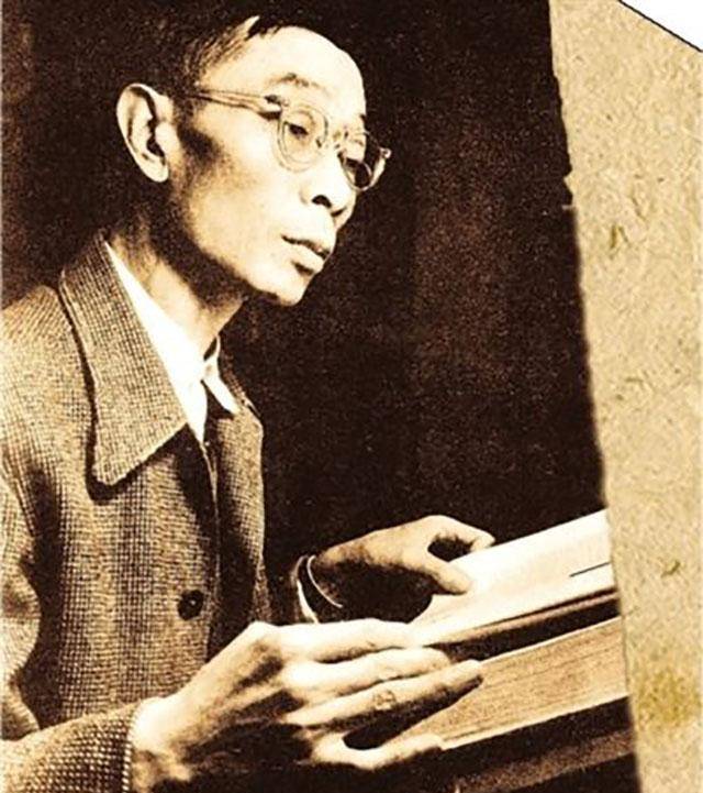 傅雷夫妇罕见"赖床",保姆推门发现2人已离世,地上铺了一床棉被