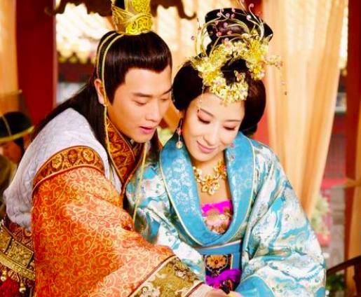 她比皇上大17岁,却从皇上的奶娘最后变成了皇上的贵妃,她是谁?