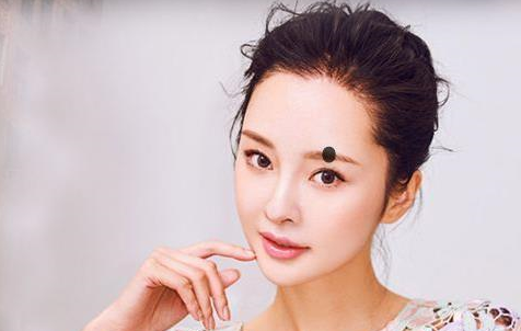 眉中间长痣的人,眉中间有痣,那么是属于眉中藏珠,眉中富贵,我们在面相
