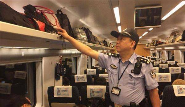 列车上勇斗76名歹徒,他事后默默赶回部队,六年后终被发现获荣耀