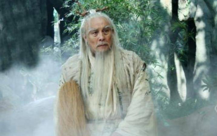 孙悟空大闹天宫,太上老君为何故意放他逃跑?只因老君见过他