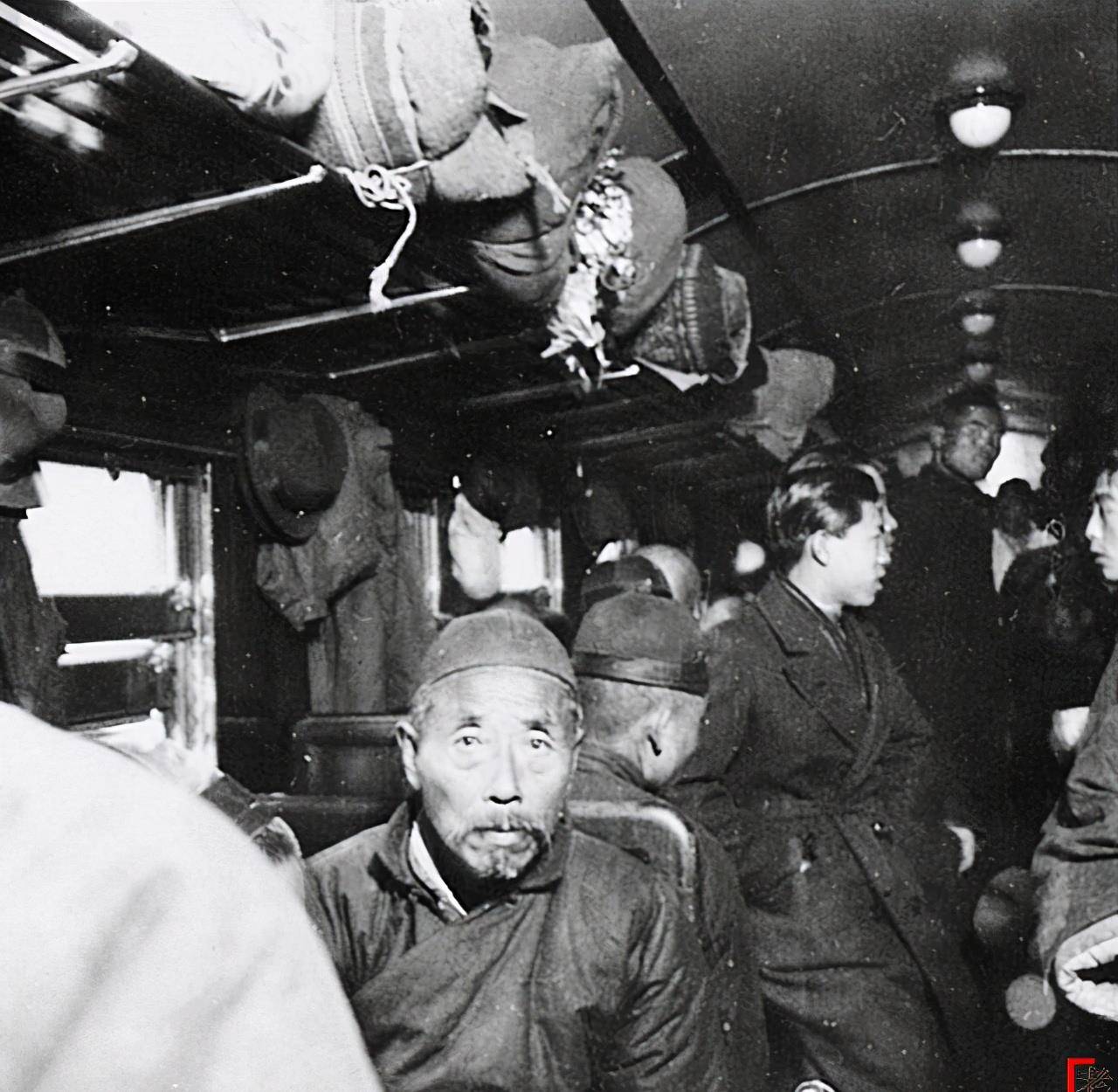 老照片:20世纪初的火车风情话_乘客_三等_车厢