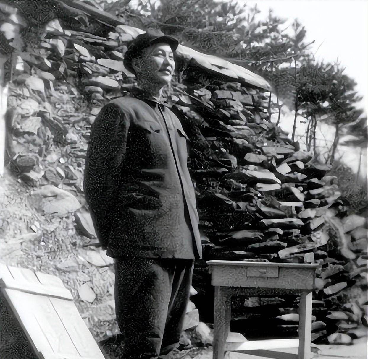 他调任副军长,说洪学智接替他职务,人家是兵团副司令