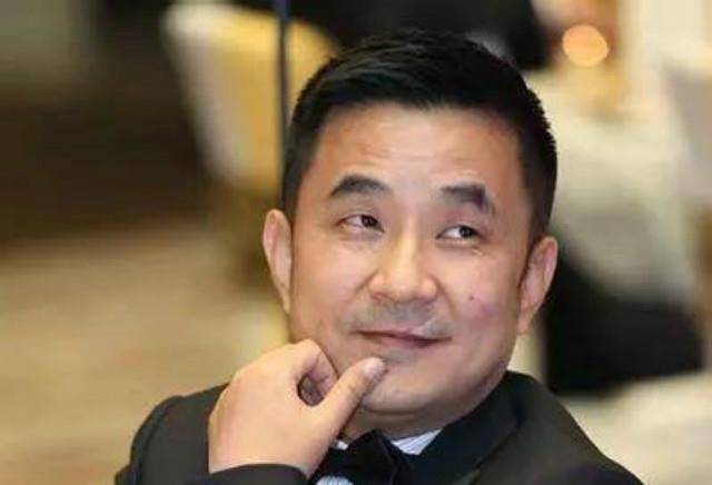 江西首富:清洁员到身价百亿,为泡女星掷1亿,父亲去世不敢奔丧