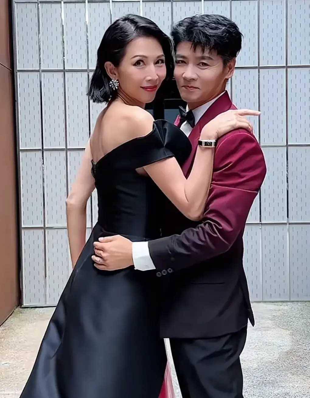 蔡少芬老公50大寿,3个孩子出镜像爹又像妈,张晋长了好多白头