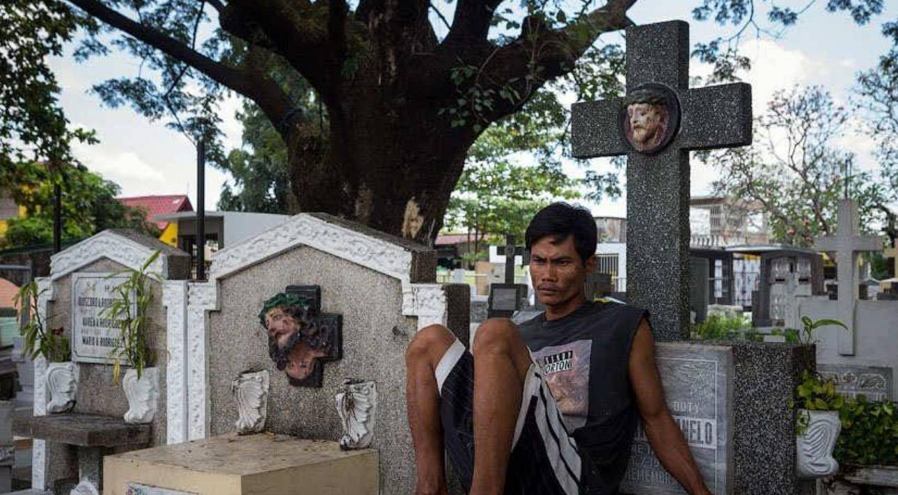 菲律宾著名的"活死人区":人们在棺材上睡觉,孩子拿尸骨当玩具