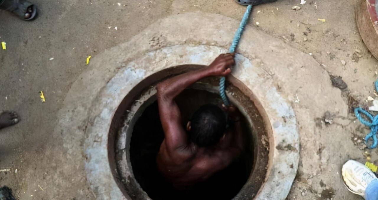 印度掏粪工:全身浸入粪水无防护,月工资1300元,每5天有1人死去