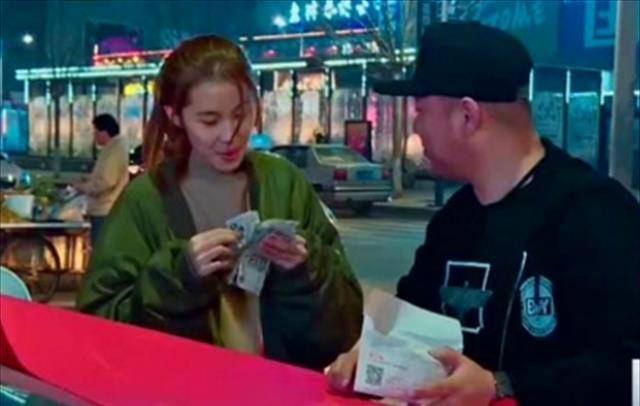 辽宁巨婴:16岁吃饭还要人喂,每日花费上万,坐兰博基尼卖手机壳