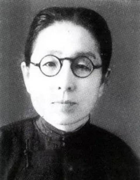 她为病人终生未婚未育,接生袁隆平等5万名婴儿,被誉为万婴之母