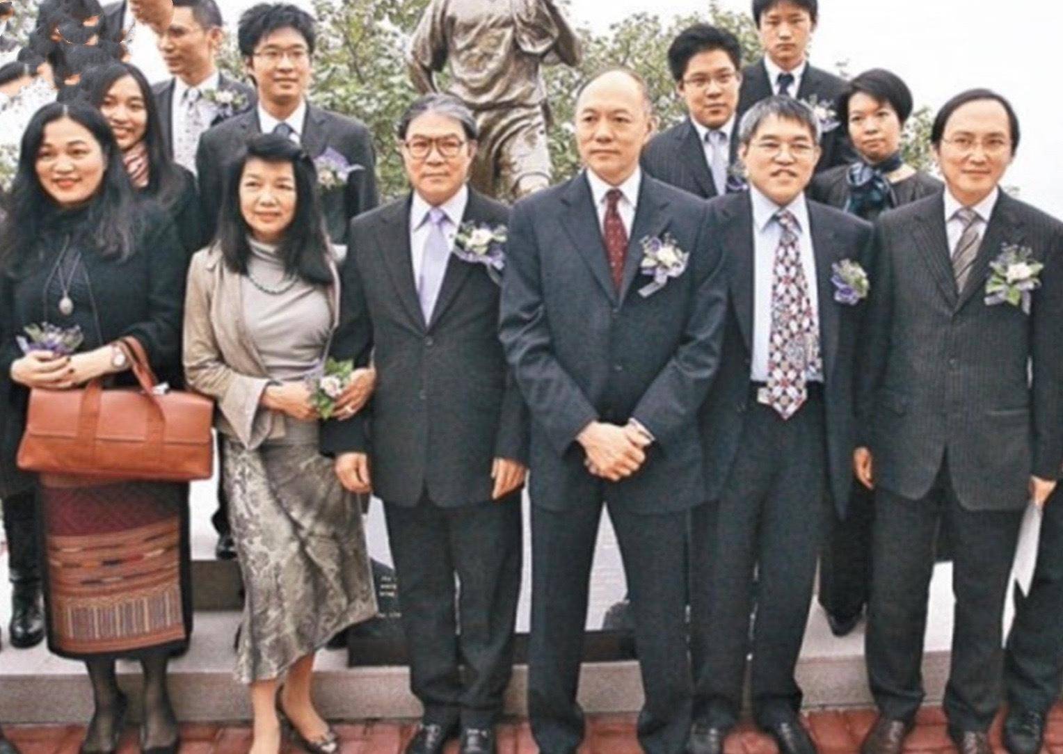 霍英东独尊大房:一生不与二房,三房合影,大多数财产留给吕艳妮