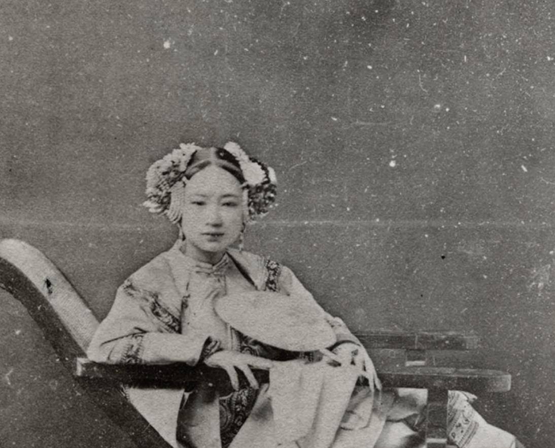 晚清老照片:惊艳端正的旗人福晋,笑容甜美的美丽新娘!