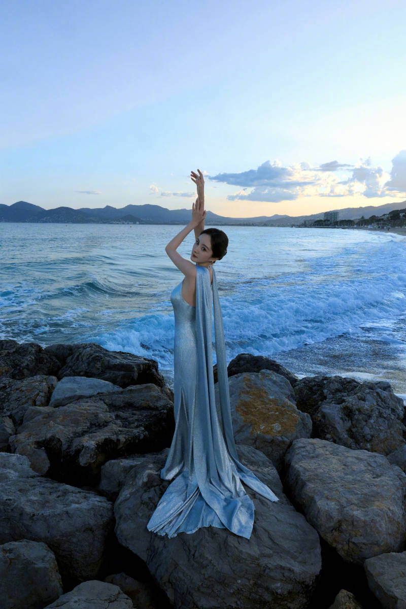 杨幂戛纳海边写真曝光!侧面大面积露出曲线极傲人,性感得太夸张