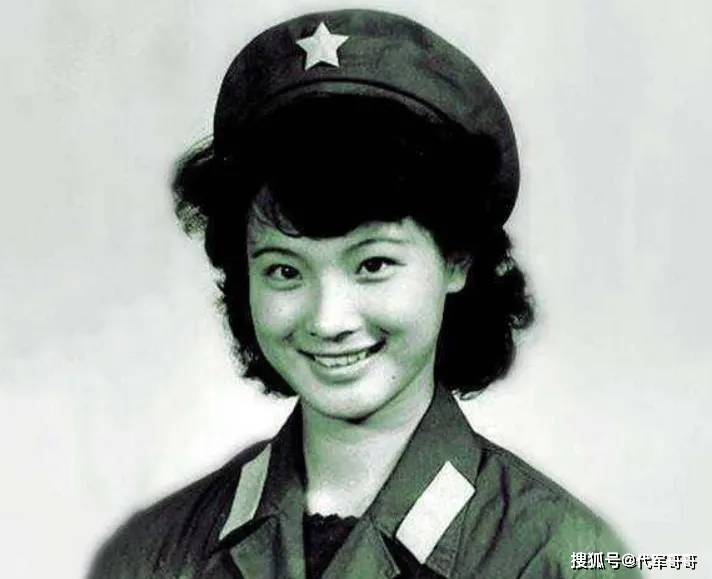 直到九十年代中期,她复出,并参演了《上官婉儿》中的武则天一角,重新