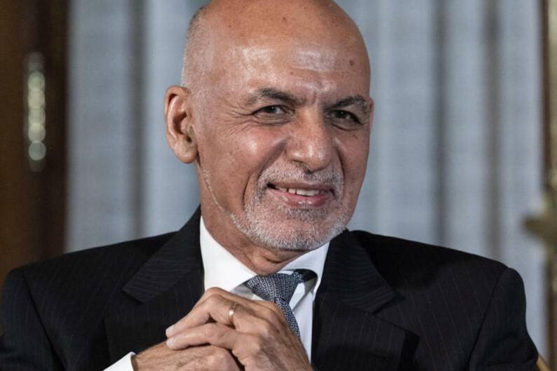 打算跑路?泽连斯基现身前线,像极了败给塔利班之前的阿富汗总统