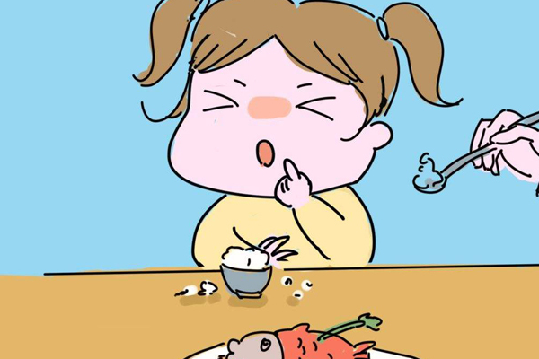 小孩吃鱼被鱼刺卡喉,父母哪些做法被提倡?最全处理姿势在这