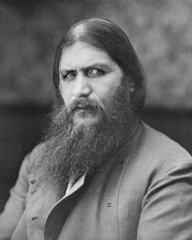 之后,拉斯普京因成功预言了俄罗斯某地的一次三月的干旱,以及利用巫术