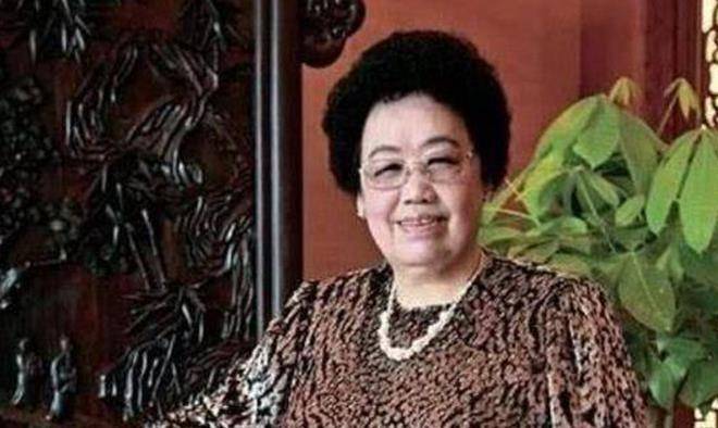 上世纪90年代,陈丽华财大气粗的她一回到北京就在天安门广场附近买了