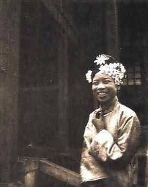 末代皇妃文秀,抗战胜利后,以糊纸盒,上街叫卖为生