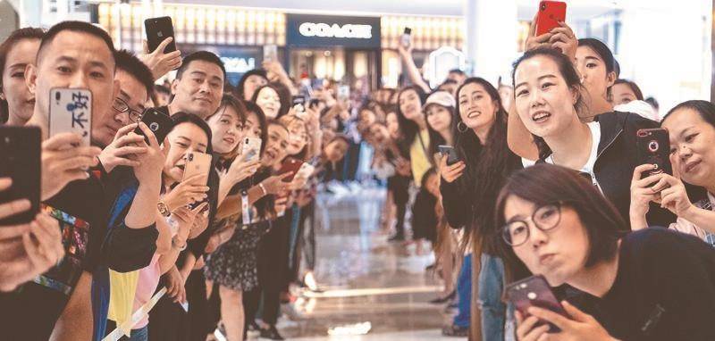 追星文化已变"畸形"?"生殖崇拜"疯狂滋生,00后当属主力群体