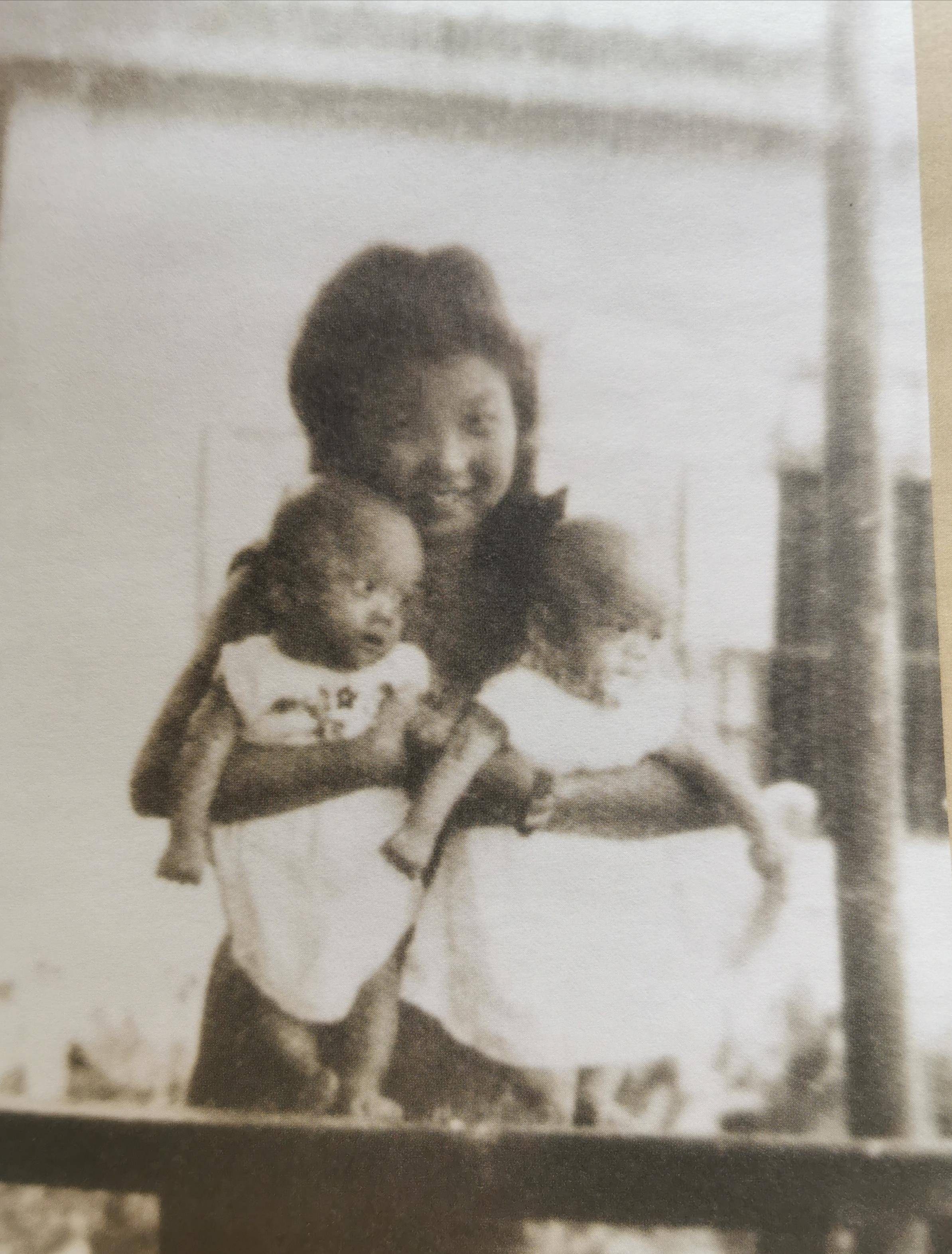 章亚若抱着女装打扮的两个儿子章亚若生子后,蒋经国于百忙中借机在