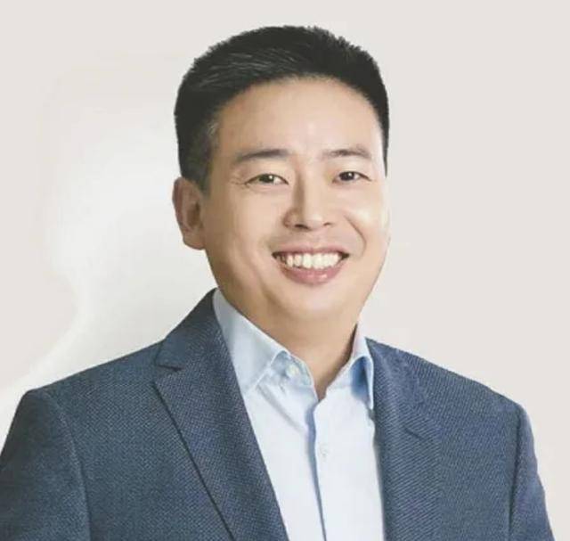 叶国富:从中专生逆袭集团董事长,靠卖小饰品挣下221亿身家