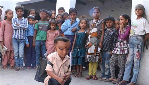 印度6岁男孩酷似"象头"走红,被民众奉为神灵,连父母都要跪拜