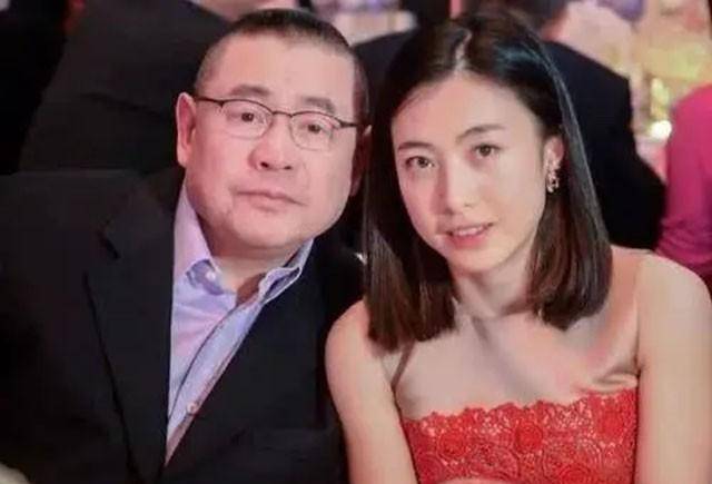 刘銮雄身家千亿却避税,关300家公司套现500亿,妻女早已是外国籍