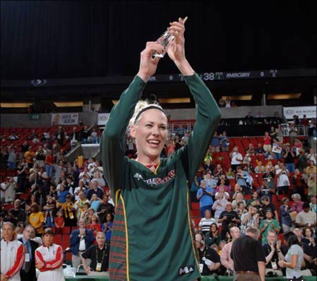 澳洲女篮球星大胆示爱姚明,奥运会上拥抱姚明,曾代表中国夺冠军