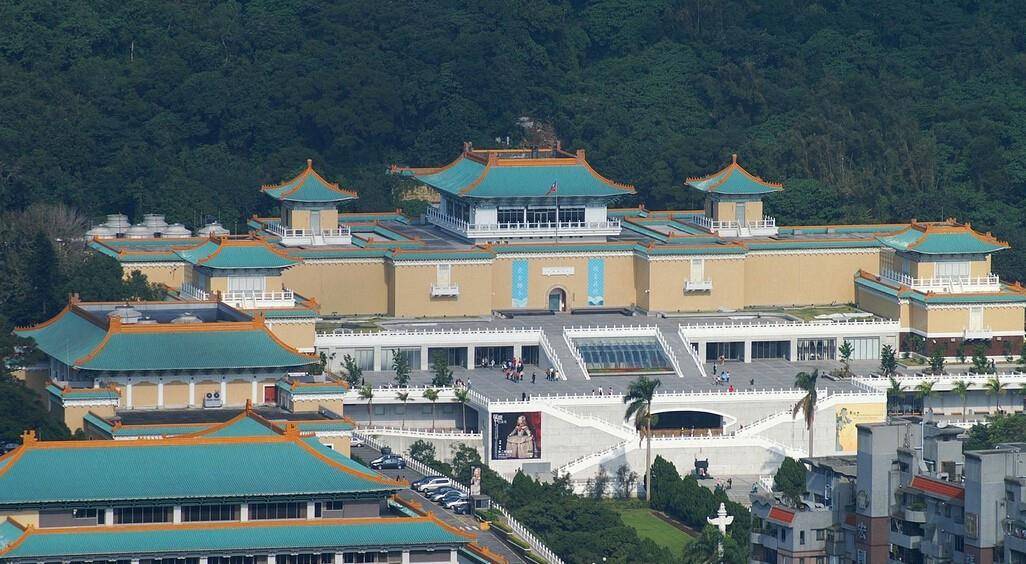 台北故宫的王羲之书法真迹,短短28字,乾隆却盖了170个印章