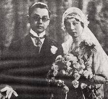 她此处的某人,其实正是她的心仪对象,即后来的结婚对象杨观保.