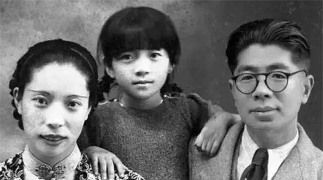 当常沙娜上学和常书鸿工作时,小小的常嘉陵只能在莫高窟孤寂地游荡.