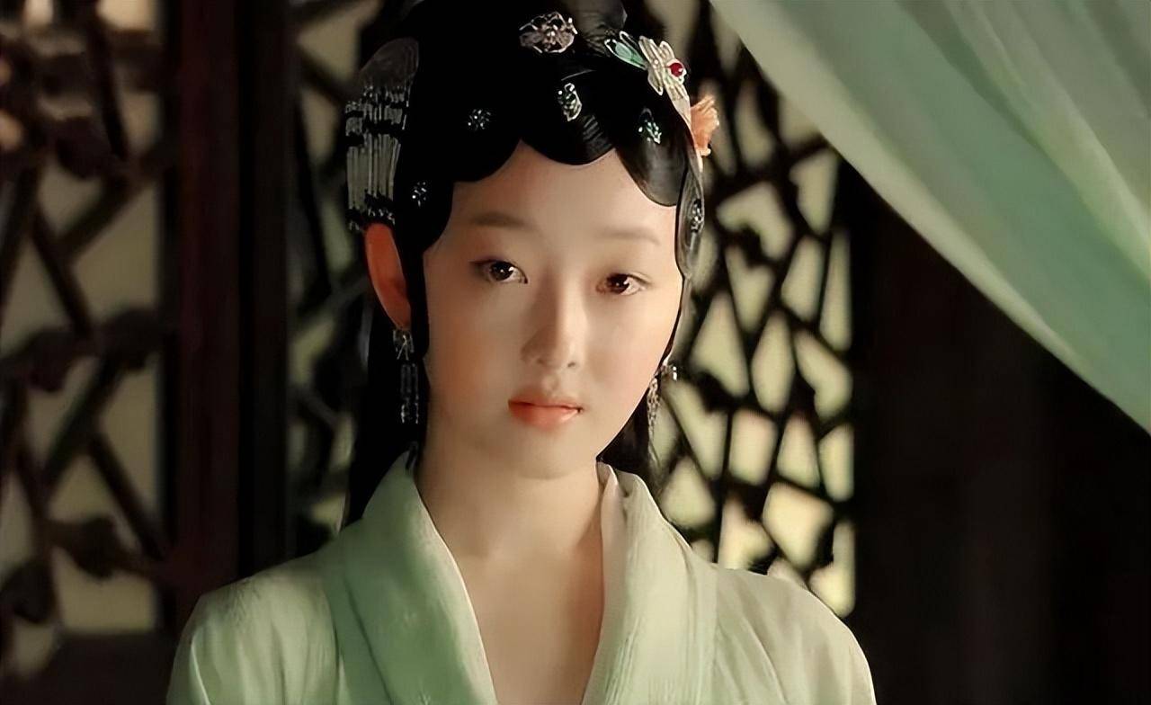 饰演林黛玉的蒋梦婕,她的皮肤很水灵,整个人嫩的像水蜜桃一样,如果不