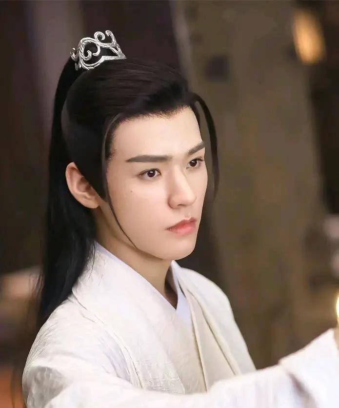 成毅最初只是一名18线小演员,通过主演多部古装剧而逐渐崭露头角.