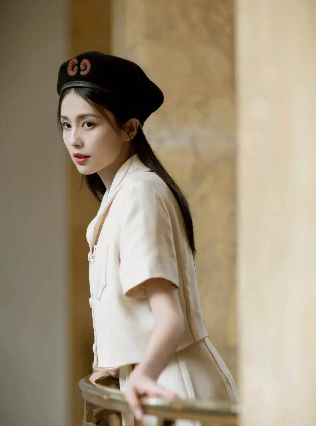 白鹿的高清写真集惊艳发布,每张照片都美得令人惊叹不已,充满妩媚与