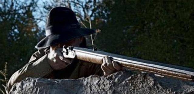 尽管此时他已经年过半百,但丝毫不影响他握起枪来的精准度.