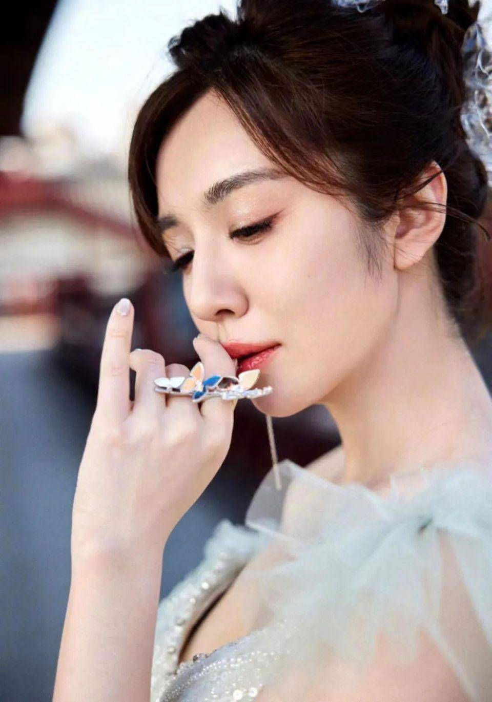 四美聚会照,肚皮都喝红了,笑称四姐妹又美又会演_角色_李沁_观众