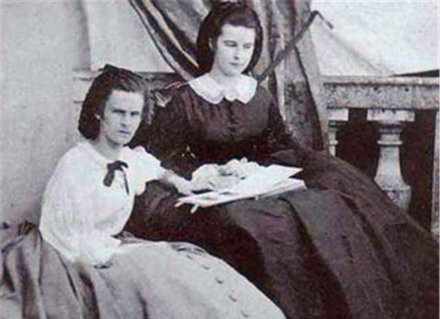 十五岁嫁给准姐夫,茜茜公主一生抑郁,被截胡的姐姐很幸福