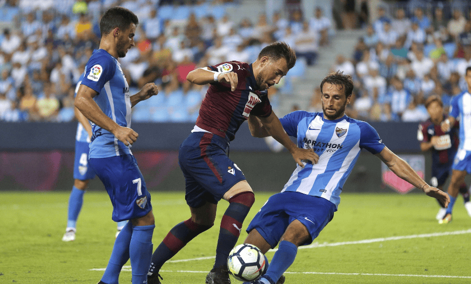 在地中海球场的聚光灯下,阿尔梅里亚,这座历史悠久