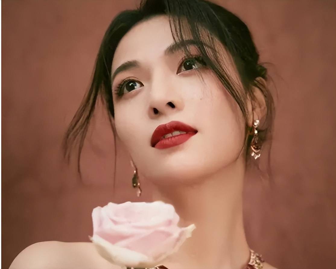 3岁开始学舞蹈,腰部受伤还坚持参加比赛,钟楚曦比看起来努力