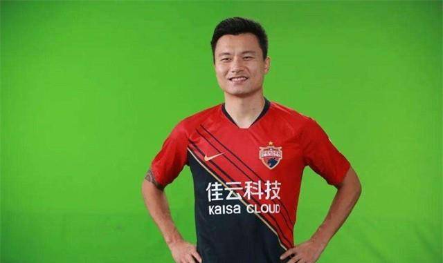 郜林近况:30岁校花妻子入住新豪宅,兼职副业成焦点