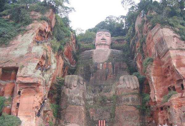 乐山大佛胸前发现一洞,隐藏1200年的秘密被揭,神秘"碑"现世