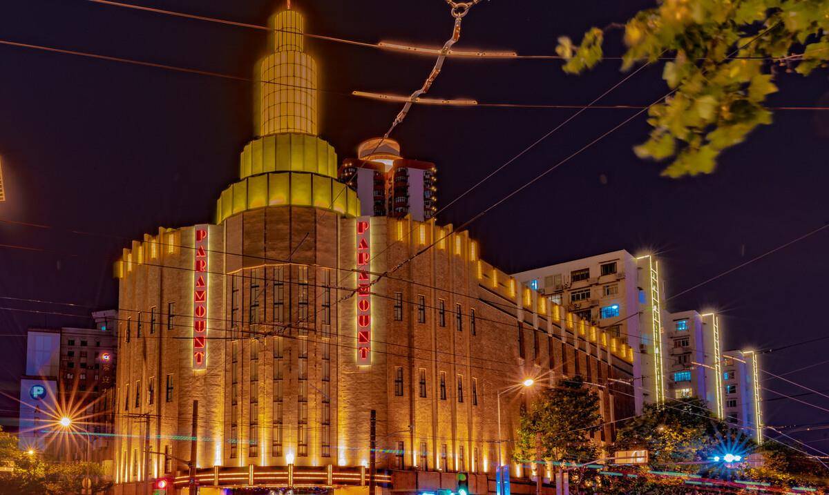 从此,母女俩相依为命,靠这些财产买了豪宅,在上海过起了悠闲宁静的生