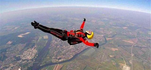 原创            美国女子惊魂一跳，4400米高空降落伞打不开，坠落后被蚂蚁救一命-美国高空跳伞视频是不是真的