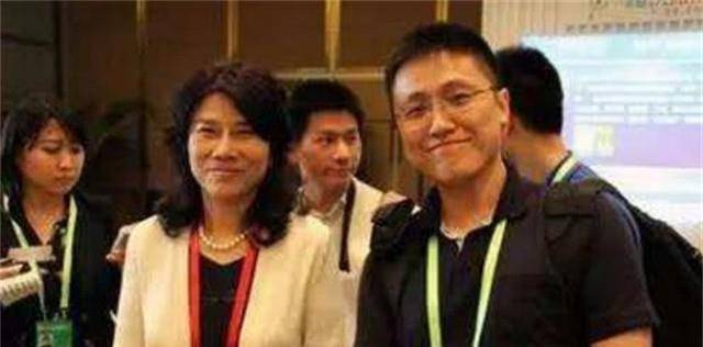 此后,也有不少传闻信息透露出,董明珠的儿子随母姓,全名董东东,有着