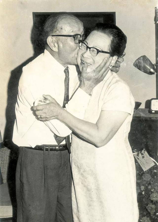 爱过几位女子,看透了婚姻本质,他烧掉结婚证,声明一辈子用不到