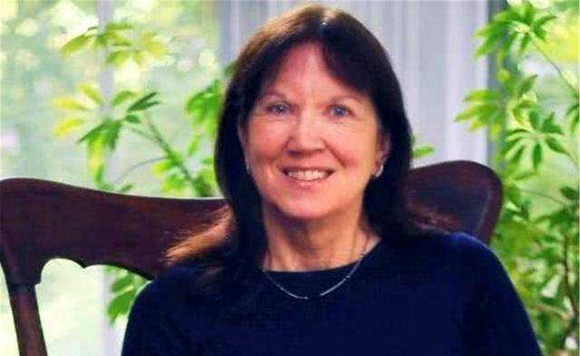 原创            美国女子惊魂一跳，4400米高空降落伞打不开，坠落后被蚂蚁救一命-美国高空跳伞视频是不是真的