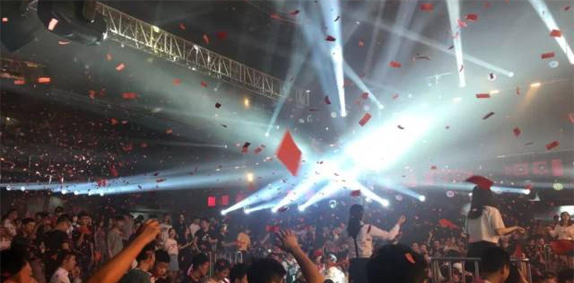 酒吧和ktv都是吴谢宇的工作场所,酒吧多是陪酒蹦迪,ktv因为有独立包间